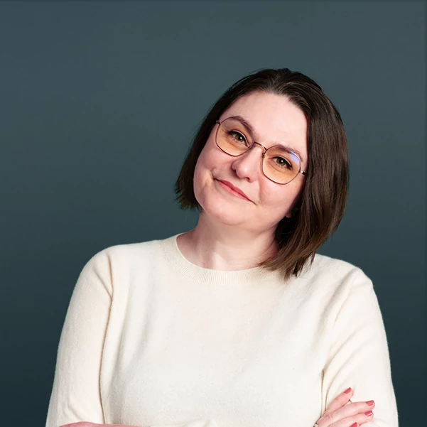 Photo de Céline avec un pull blanc
