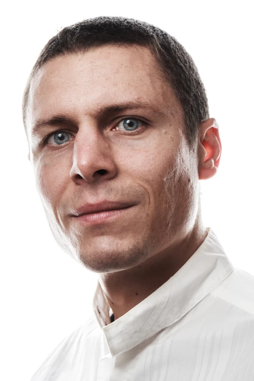 Jean de profil légèrement de profil avec une chemise blanche