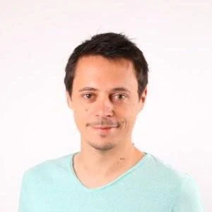 Portrait de Lionel avec un TShirt bleu